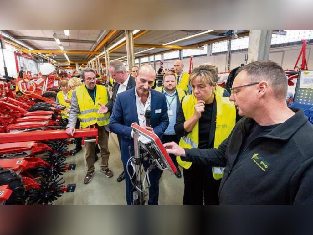 Mit Wirtschaftsministerin Mona Neubaur (2.v.r.) fanden Kverneland-Geschäftsführer Hasan Kesek und ein Mitarbeiter (r.) eine sehr interessierte Besucherin. Foto: Dahm