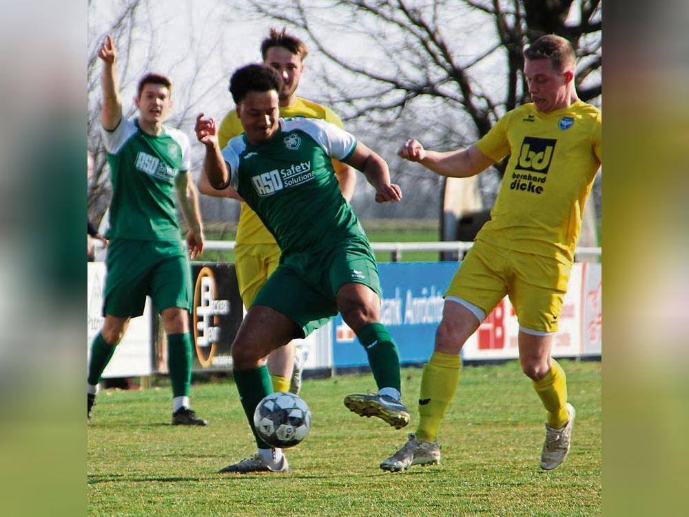 Der SuS Cappel (in Grün) setzte sich mit 2:0 in Mellrich durch und grüßt nun von der Tabellenspitze. Hier setzte sich Louis Osagiobare (l.) gegen Hendrik Merschulte durch. Foto: Schnieder