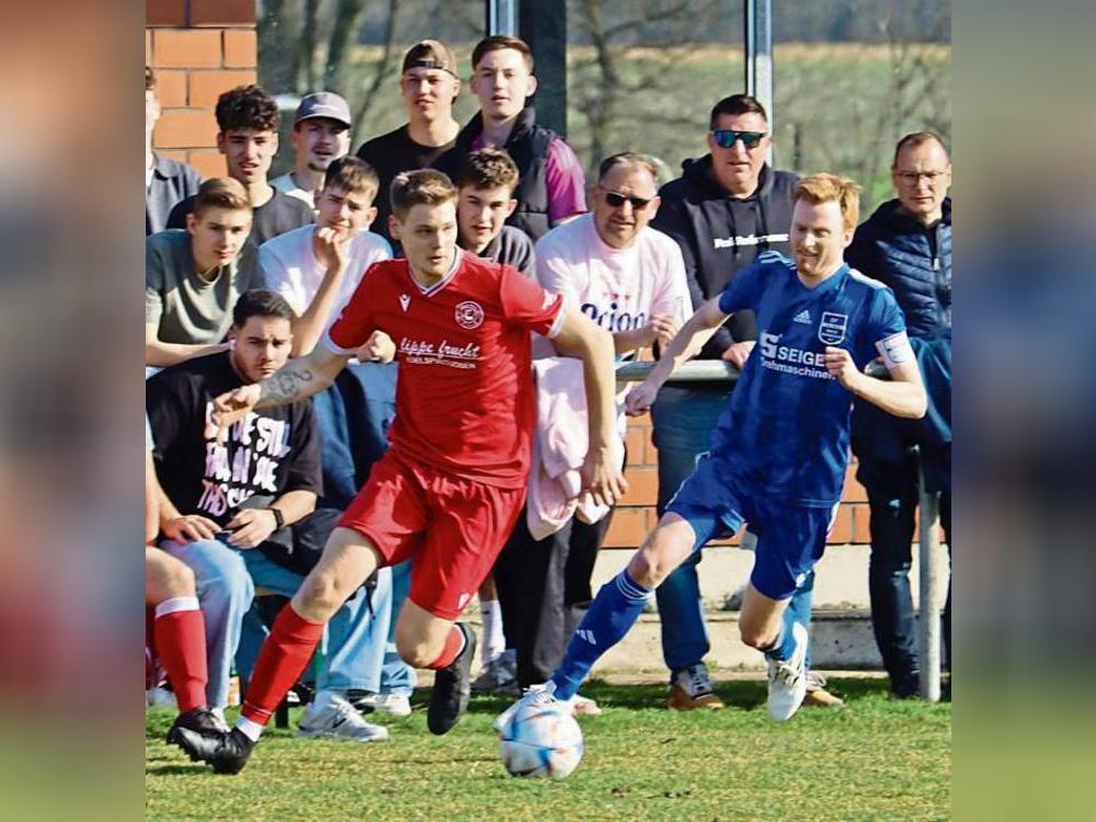 Nah dran am ersten Derbysieg waren die Germanen aus Esbeck (in Rot). Doch am Ende schlug der Gast aus Rixbeck-Dedinghausen zurück und holte noch ein 1:1. Foto: Feichtinger