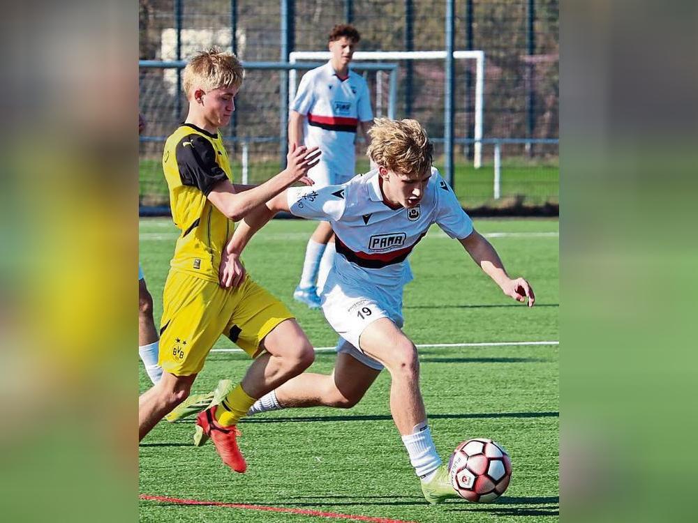 Der SV Lippstadt (in Weiß) war nicht zu stoppen: Die Heimmannschaft besiegte den BVB mit 2:1. Doppeltorschütze für die Brinschwitz-Truppe war Stefan Georgijev. Fotos (2): Feichtinger