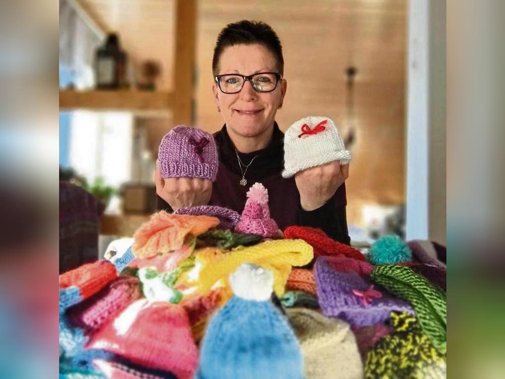 Babymützen fürs Evangelische Krankenhaus hat Sonja Henneboele gestrickt.