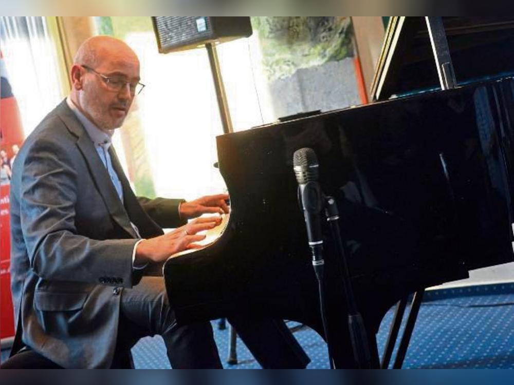 Frank Muschalle spielt den Flügel im Alten Rathaus. Foto: Gröbing