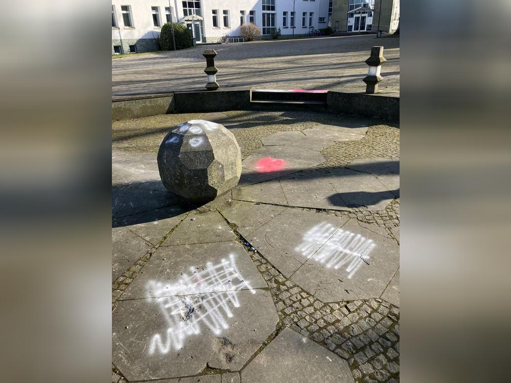 Unbekannte haben Hakenkreuze auf den Anröchter Rathausplatz geschmiert. Die Symbole wurden unkenntlich gemacht. Es ist nicht der einzige Fall vom Wochenende im Kreis Soest. Foto: Gemeinde Anröchte