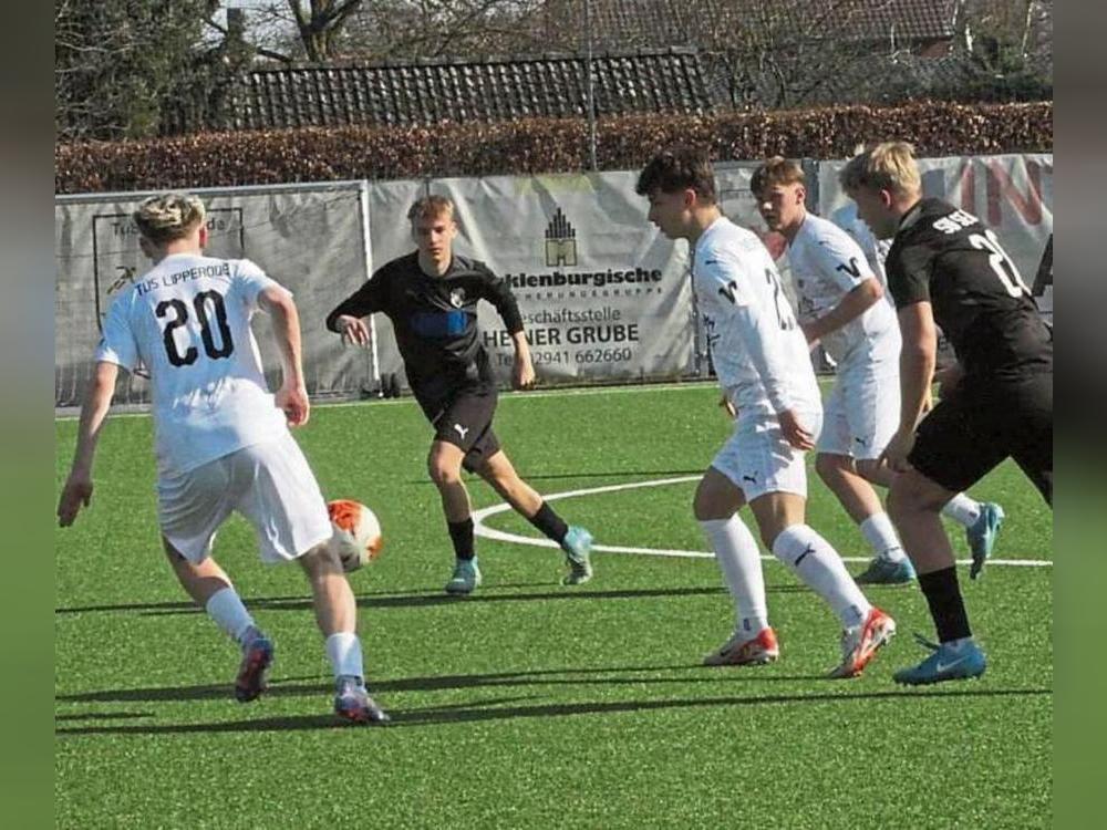 Alles im Griff: Die A-Junioren des TuS Lipperode (in Weiß) landeten gegen Sende einen 6:0-Erfolg. Foto: Dannhausen