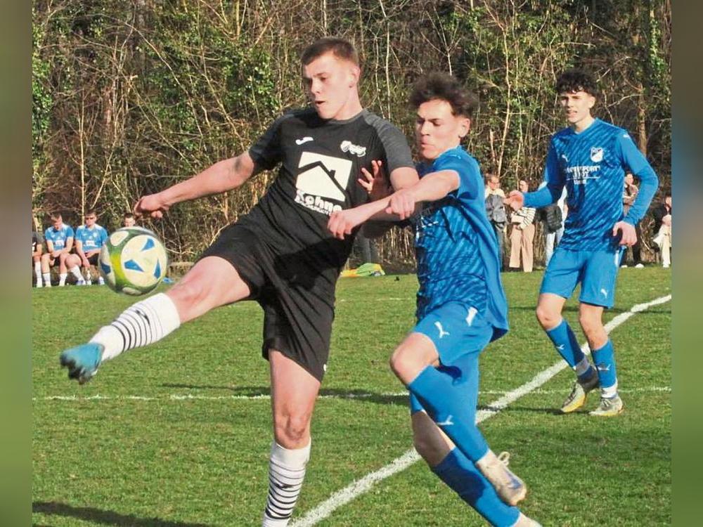 Zurück auf dem Tabellengipfel: Die A-Junioren des SC Lippstadt (in Blau) setzten sich am heimischen Kranenkasper mit 2:1 gegen die JSG Rüthen durch und verdrängten somit die Gäste von Platz eins der Kreisliga. Foto: Dannhausen