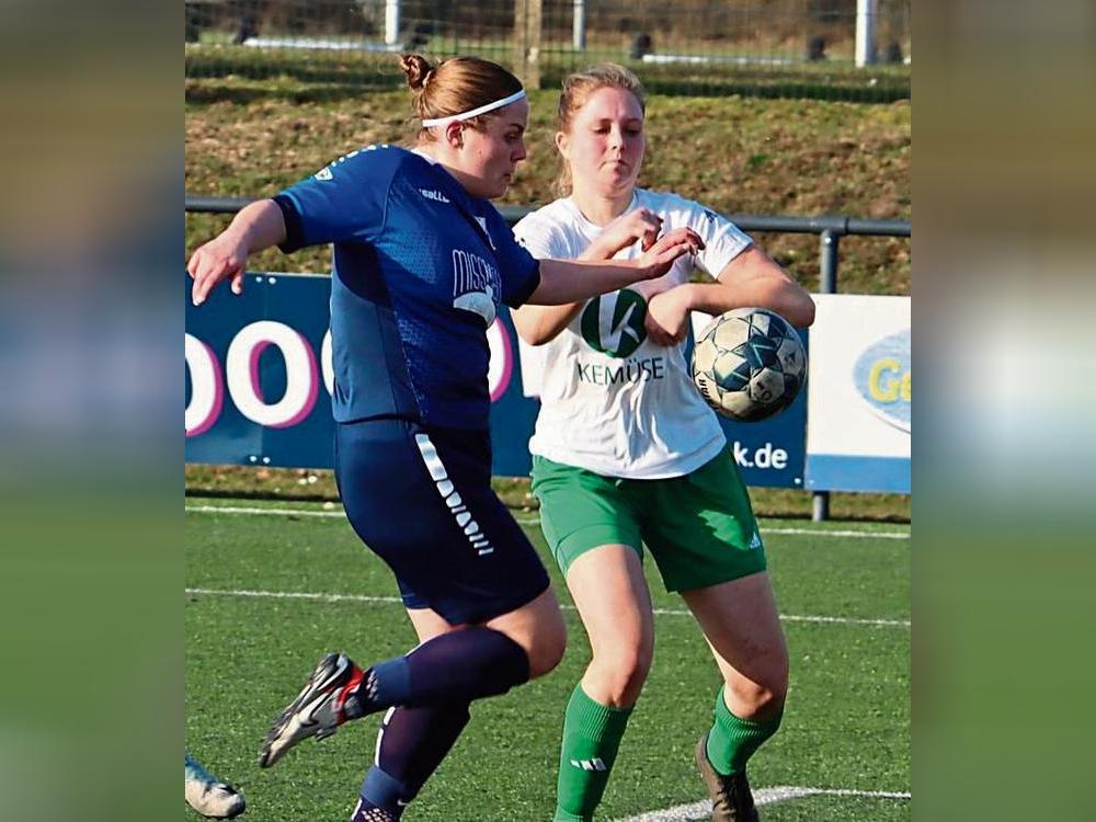 Die Fußballfrauen des TuS Wadersloh (in Blau) taten in der ersten Halbzeit wenig für das Spiel, monierte Trainer Manotas nach dem 3:0-Erfolg über Varensell. Foto: Feichtinger