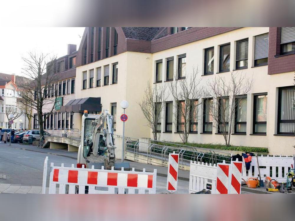 Buchstäblich zur Baustelle wird für die AOK ihr markantes Gebäude am Ostwall in Lippstadt (fast 4000 Quadratmeter Fläche). Hier sind 147 Kollegen beschäftigt, davon 19 in der Beratung im Kundencenter. Foto: Schwade