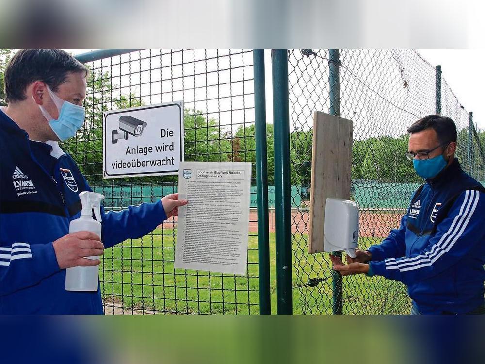 Hygienevorschriften an den Sportanlagen gut sichtbar anbringen, Hände vor dem Betreten desinfizieren, Maske tragen und vieles mehr: Auch beim SV Blau-Weiß Rixbeck-Dedinghausen gehörte dies zum Alltag während der Pandemie. Archivfoto: Wiegand