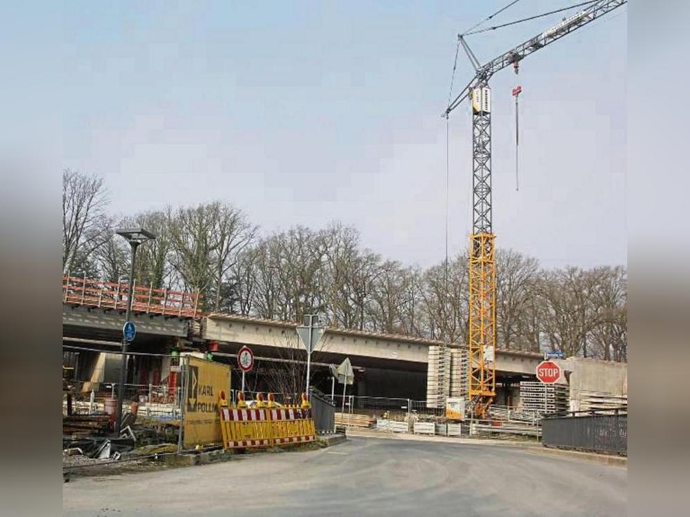 In Lippstadt steht der Neubau der B 55-Brücke still, weil die Baufirma sich insolvent erklärt hat. Straßen NRW hat die Verträge gekündigt und muss die verbliebenen Maßnahmen nun neu ausschreiben. Foto: Schwade