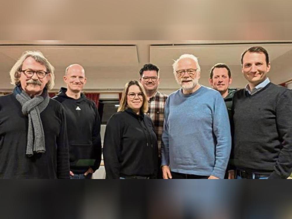 Vorstandswahlen prägten das Bild der Jahreshauptversammlung der Tennis-Abteilung von BW Eickelborn (v.l.): Ludger Stickling, Klaus Hassenewert, Victoria Chudalla, Daniel Göbel, Bruno Bökmann, Raphael Scheibler und Udo Hüsten.