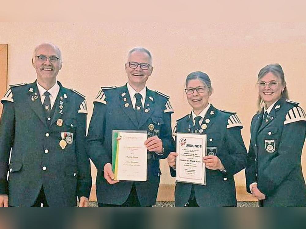 Startklar fürs Schützenfest im April: die Vorsitzenden Hubert Jacob (l.) und Leonie Sokolowski (r.) mit den Geehrten Martin Jöring und Sabine du Mont-Koch.