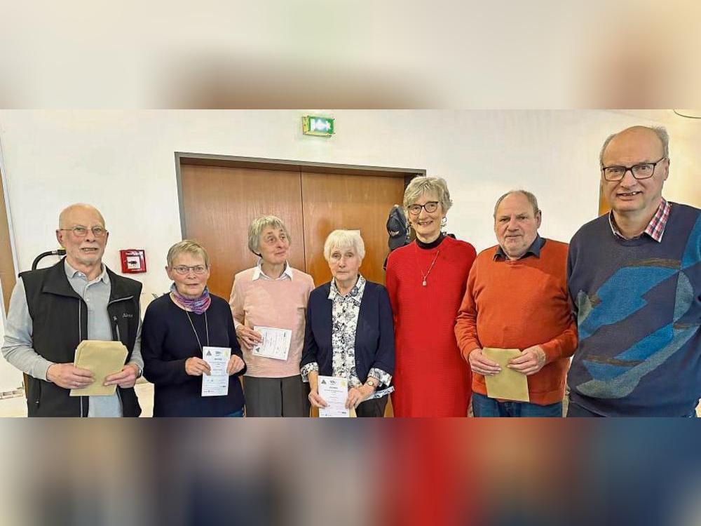 Unser Bild zeigt (v.l.): Peter und Hildegard Schmidt (neuntes Gold), Annegret Thiele (sechstes Gold), Barbara Droste (fünftes Gold), Gabriele Romberg und Wilhelm Hinsken (erstes Bronze) und Franz-Josef Borgelt (fünftes Gold). Auf dem Bild fehlen Irma Zelinski (erstes Gold), Hildegard Borgelt (viertes Gold) und Christa Bockmühl (siebtes Gold).