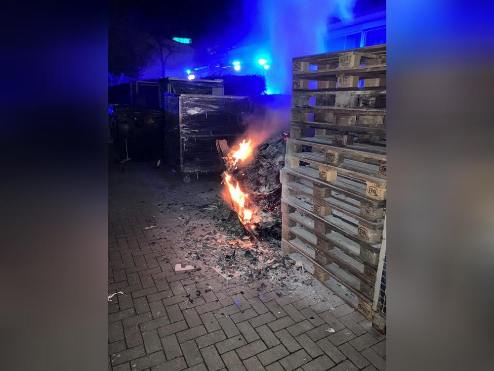 Ein Brand in einer Druckerei in Lippstadt rief in der Nacht die Retter auf den Plan. Foto: Feuerwehr Lippstadt