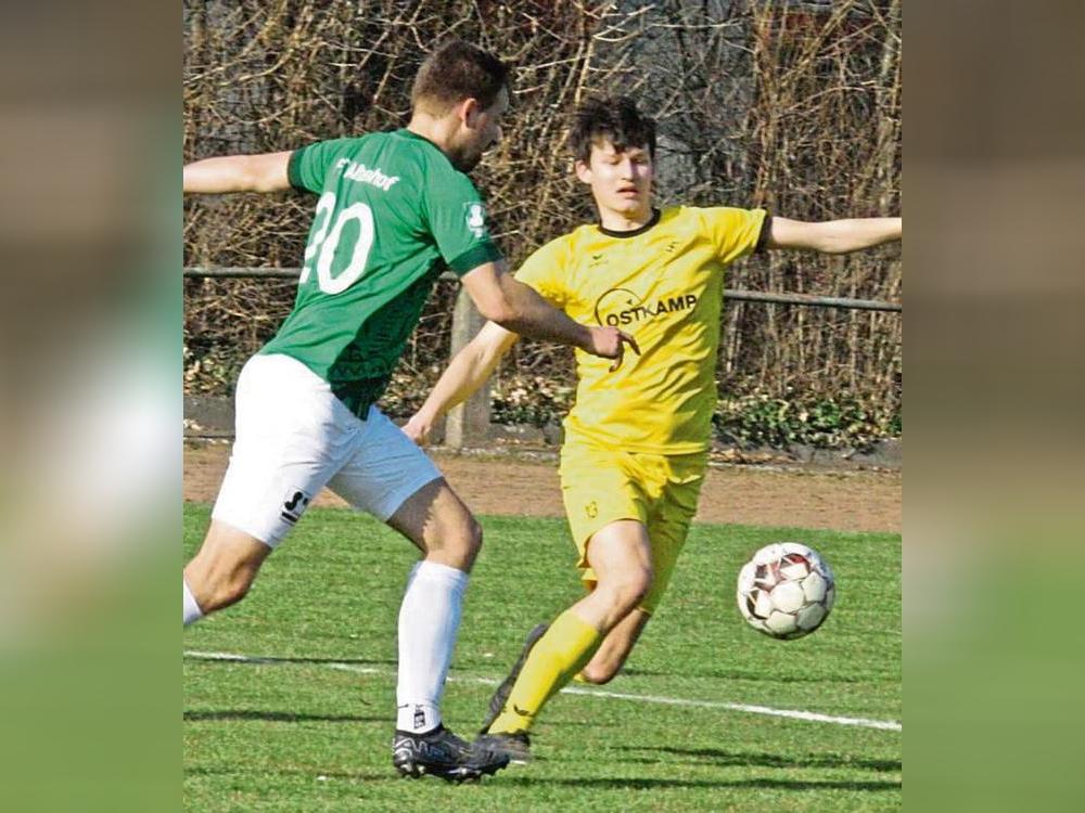 Absolute Funkstille herrschte in den letzten beiden Spielen im Angriff des SuS Bad Westernkotten. Im Nachholspiel gegen Olpe wollen Louis Sprick (r.) und seine Teamkollegen das mit aller Macht wieder ändern. Foto: Schlink