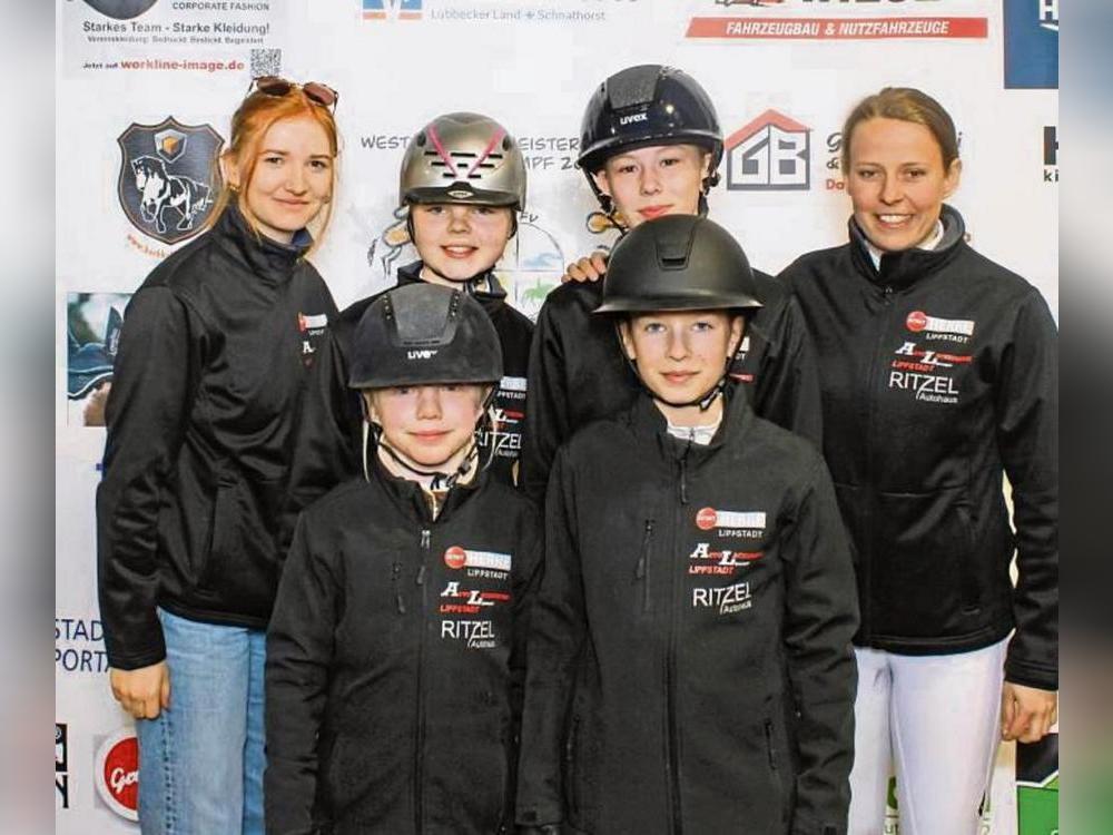 Den Kreisreiterverband Lippstadt beim westfälischen Bundesnachwuchsvierkampf vertraten (h.v.l.) Marie Ludewig, Caroline Beckmann, Henrike Wiese, Helena Berglar Vorne sowie (vv..l.) Lina Nolte und Sophia Antonia Lipsmeyer.