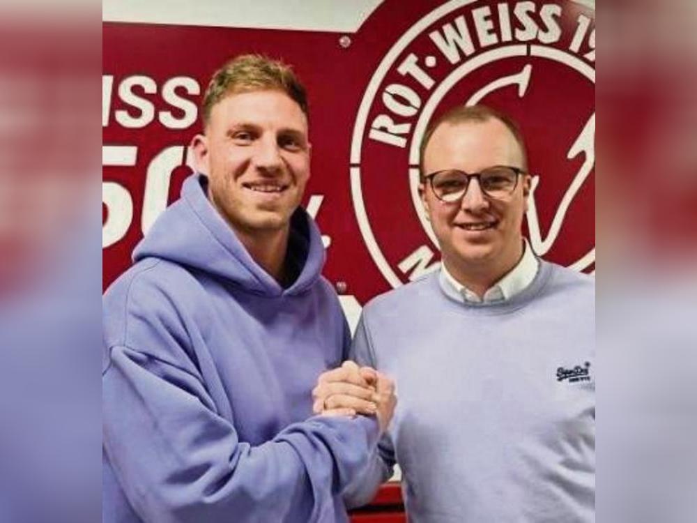 Marius Kröner (l.) wird weiterhin als spielender Co-Trainer bei RWM bleiben. Darüber freut sich auch der sportlichen Leiter Tobias Brockschnieder (r.).