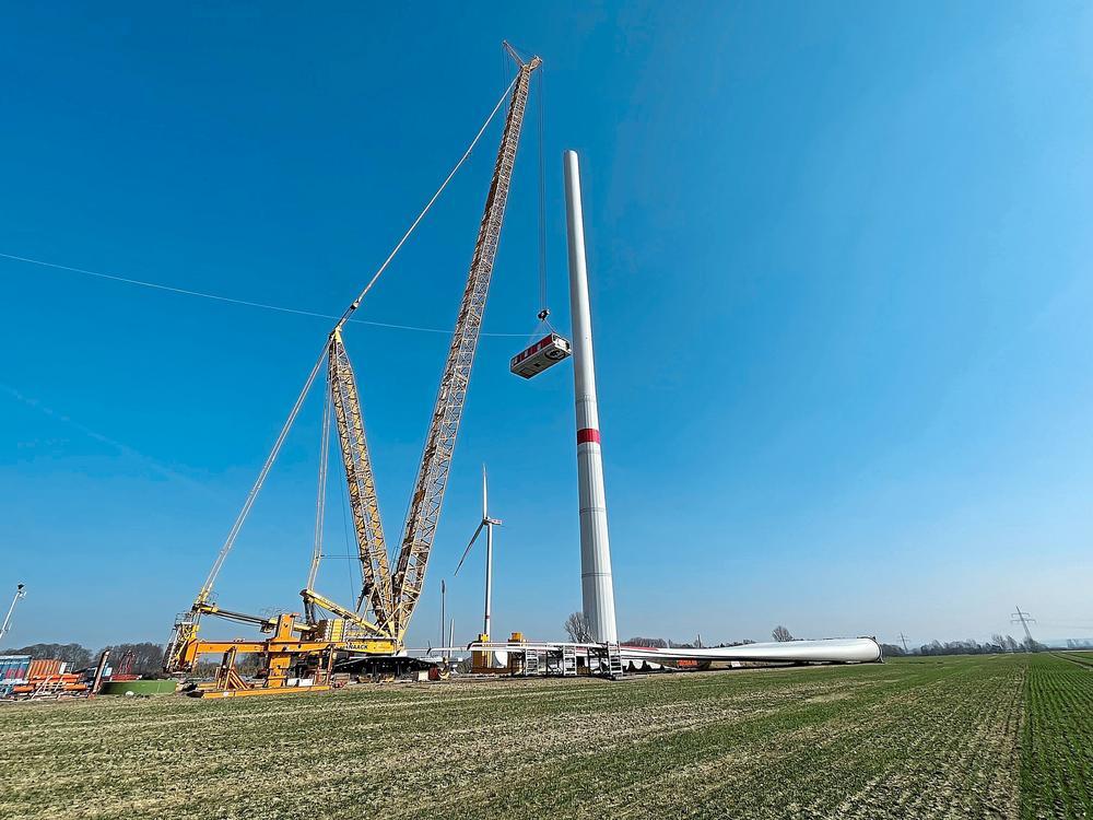 72 Tonnen am Haken: Ein Spezialkran hievt das Maschinenhaus mit dem Gewicht einer ICE-Lok auf 130 Meter hoch. Mit den Flügeln erreicht das Windrad eine Höhe von 200 Metern – und überragt den Kölner Dom um 43 Meter. Fotos: Vielberg