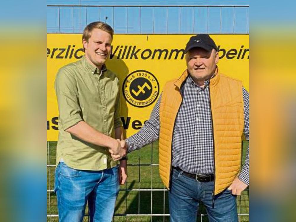 Willkommen im Kurort: SuS-Chef Franz-Josef Mintert (r.) begrüßt den neuen Reserve-Coach Jens Bertels.