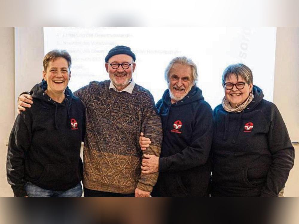 „Danke“, sagte der Ehrenrat des JSV Lippstadt (v.l.): Monika Severin, Hubert Nieuwdorp und Andrea Löwe mit dem scheidenden 1. Vorsitzenden Claus Harnisch (2.v.l.).