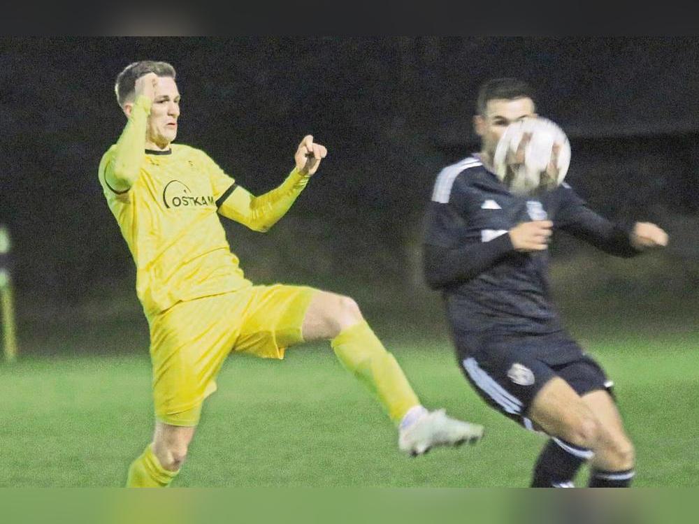 Einen Doppelpack steuerte Philipp Köster (l.) zum deutlichen 5:0-Erfolg des SuS Bad Westernkotten im Nachholspiel gegen die Elf der SpVg Olpe bei, die besonders nach der Pause nicht mehr viel entgegenzusetzen hatte. Foto: Wiegand