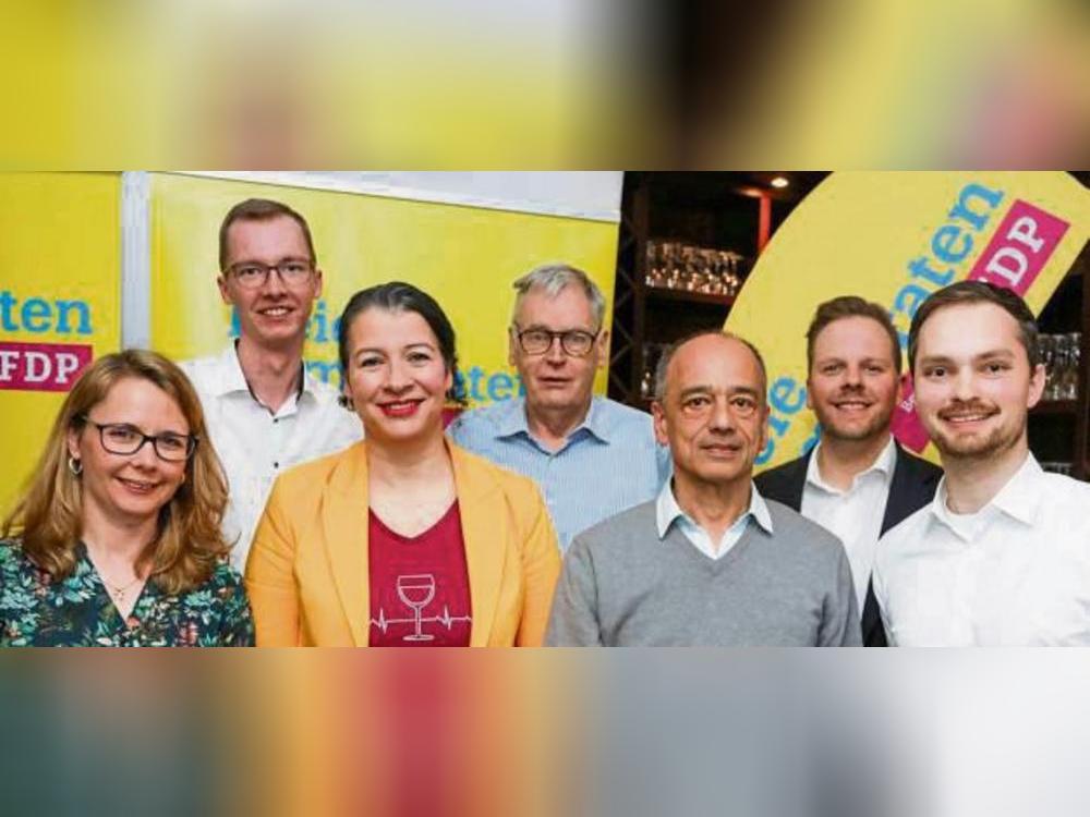 Mit diesem Team startet die FDP im Kreis Soest in den Wahlkampf zur Kommunalwahl 2025 (v.l.): Michaela Löffler, Maximilian Kleine, Mayela Hiltenkamp, Günter Münzberger, Alexander Arens, Sebastian Rasche und Fabian Griewel.