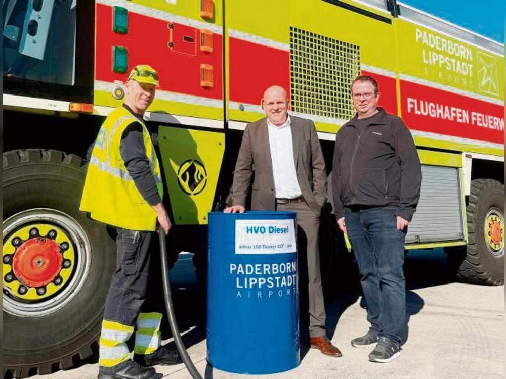 HVO am PAD: Dafür stehen hier Tankstellenleiter Dave Scrivener, Flughafen-Geschäftsführer Roland Hüser und Umweltmanagement-Leiter Matthias Fleige.