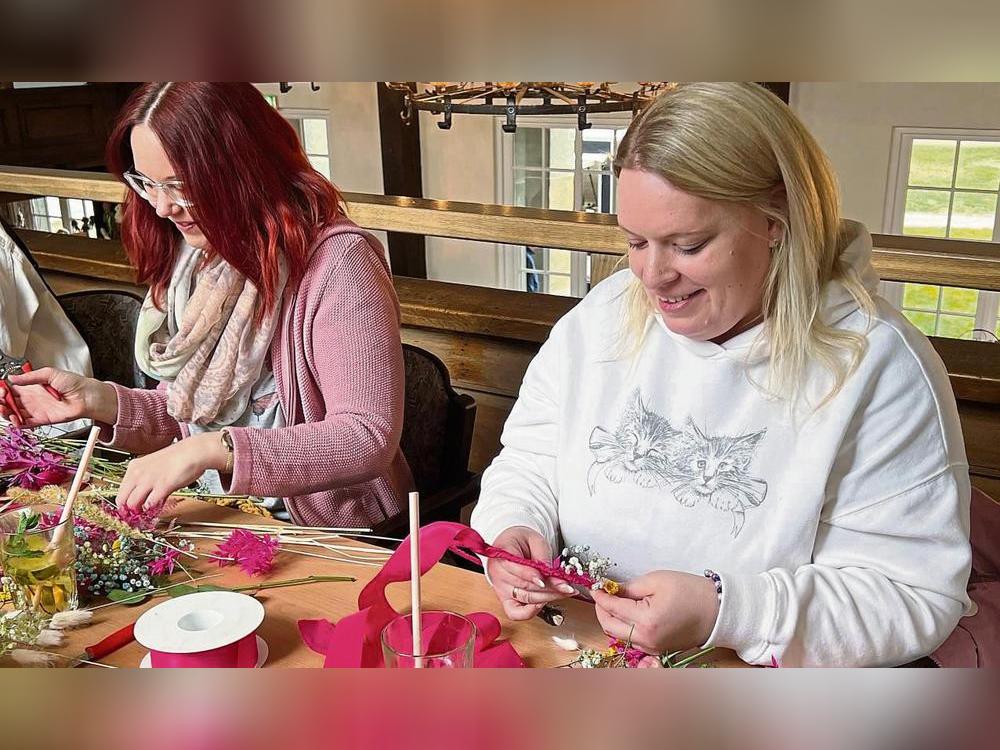 Beim Workshop Blumenringe binden ließen Christiane Sierpinski (r.) und Nadine Jacobs ihrer Kreativität freien Lauf. Über Instagram sind die beiden Frauen auf das Handmade-Event in Erwitte aufmerksam geworden. Fotos: A. Bsdurek