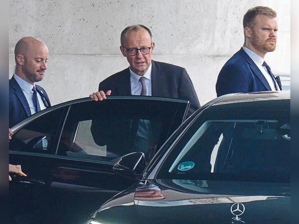 Während Friedrich Merz von Bodyguards geschützt wird, kümmert sich bald unter anderem die Polizei aus dem Kreis Soest um den Objektschutz beim künftigen Kanzler. Foto: Kappeler (dpa)