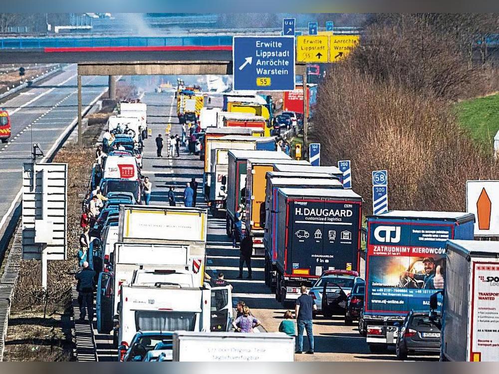 Stillstand auf der A44: Nach dem schweren Gefahrgut-Unfall mussten Auto- und Lkw-Fahrer viel Geduld mitbringen. Foto: Schröder