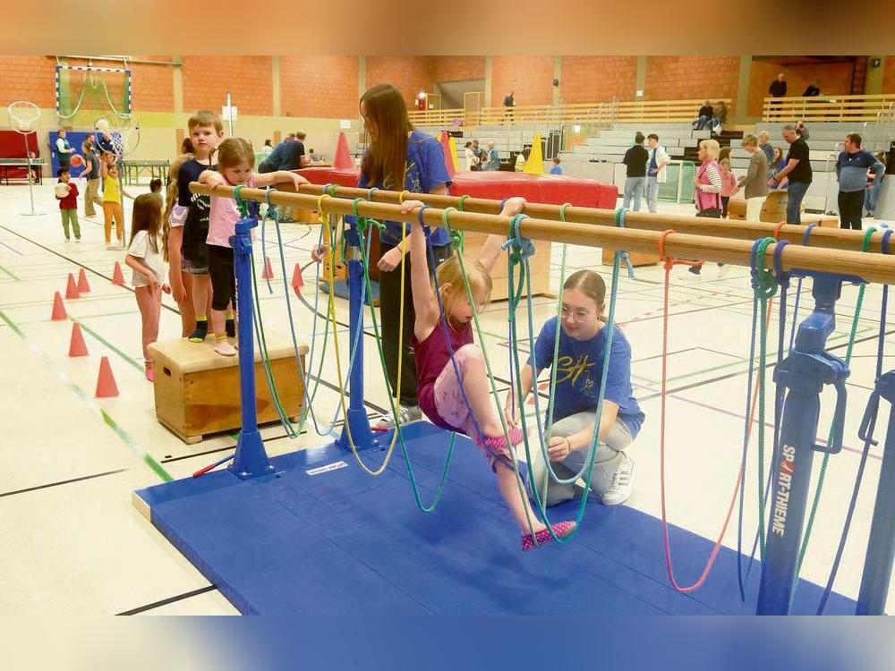 Im Bewegungsparcours im Abenteuerland Turnhalle konnten sich die Kinder ausprobieren, die Sporthelfer der Sekundarschule und des Friedrich-Spee-Gymnasiums sorgten für Sicherheit. Foto: Bsdurek