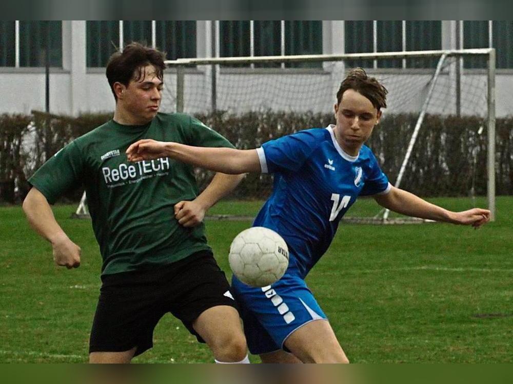 Eine klare Angelegenheit war das A-Junioren-Duell zwischen BW Lipperbruch (in Blau) und den Gästen von der JSG Allagen/Sichtigvor. Mit 5:1 siegten die Gastgeber. Foto: Dannhausen