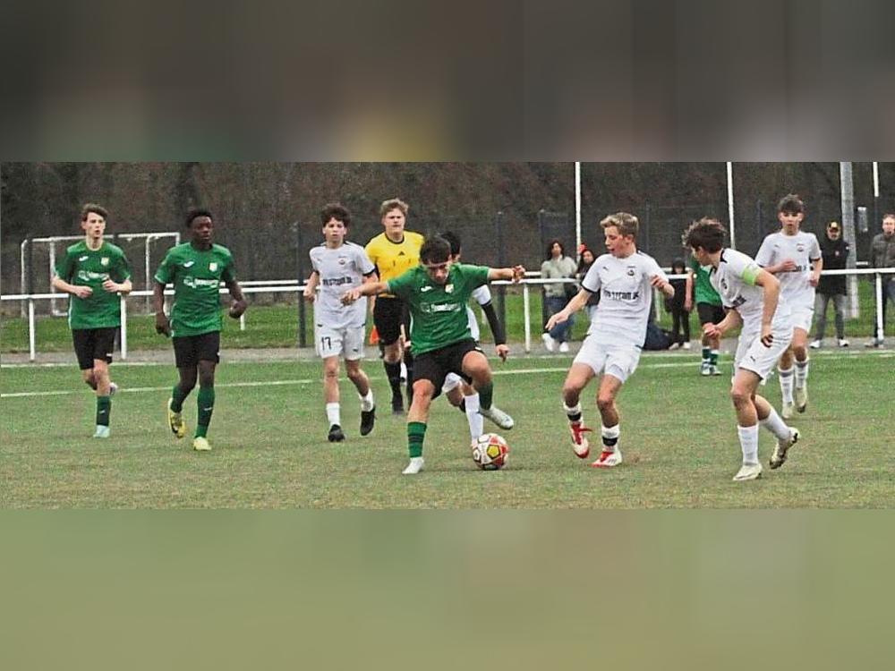 Ein Fernschuss in der 53. Minute entschied die Partie zwischen der CII-Jugend des SV Lippstadt (in Weiß) und den Gästen vom FSC Rheda. Foto: Dannhausen