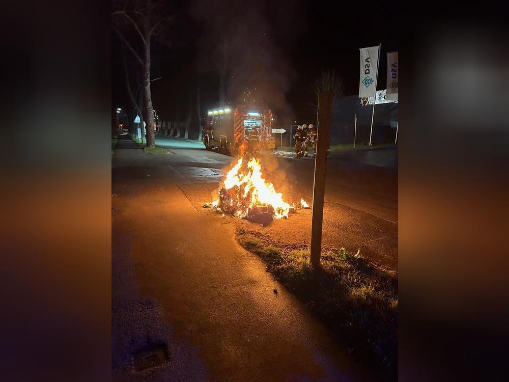 Die Feuerwehr musste am Montagmorgen zur Weißenburger Straße ausrücken: Dort brannten Mülltonnen. Foto: Feuerwehr Lippstadt