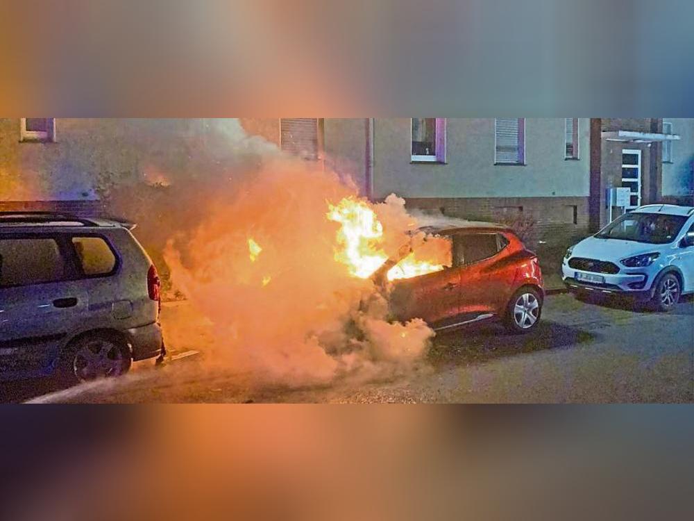 Einsatz für die Feuerwehr: An der Landsberger Straße im Lippstädter Süden brannte ein Auto am Dienstag, gegen 3.18 Uhr, lichterloh. Fotos: Matthias Köller (Feuerwehr Lippstadt)