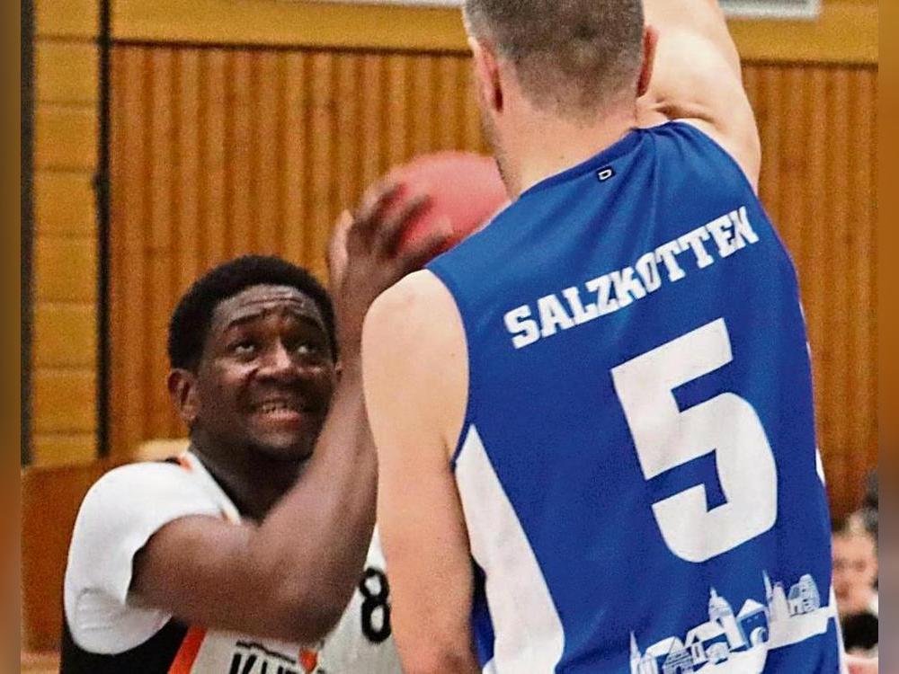 Den Korb im Blick, aber den Sieg krallte sich der Tabellenführer aus Salzkotten. Die LTV-Basketballer (Weiß) mussten sich dem amtierenden Meister geschlagen geben. Foto: Feichtinger