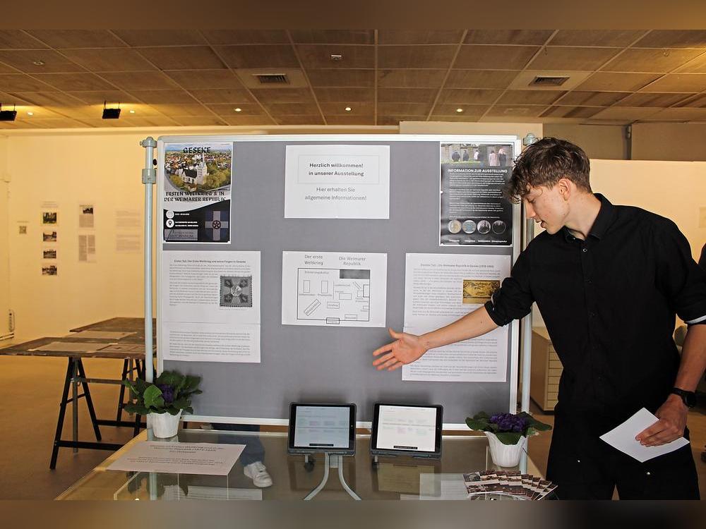 Die Schüler des Antonianum präsentieren ihre Ausstellung zum Ersten Weltkrieg und zur Weimarer Republik in Geseke. Fotos: Mintert