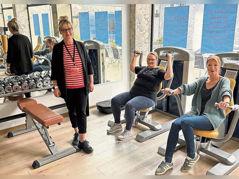 Reizarmes Training im Fitnessstudio: Nicole Kunze, Inhaberin des Fitness- und Gesundheitsparks, Initiatorin Karin Schlüter und Autismustherapeutin Judith Stratmann, stellten die Idee hinter der stillen Stunde vor. Foto: Cegelski