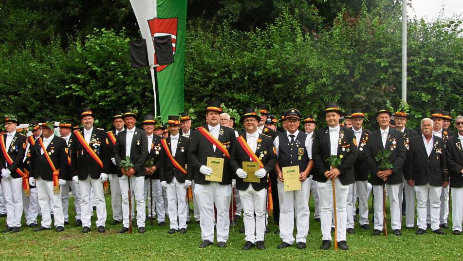 Neben der Ehrung der Jubilare wurden auch vier Lipperoder Schützen mit dem Sauerländer Schützenorden ausgezeichnet. Foto: Wissing