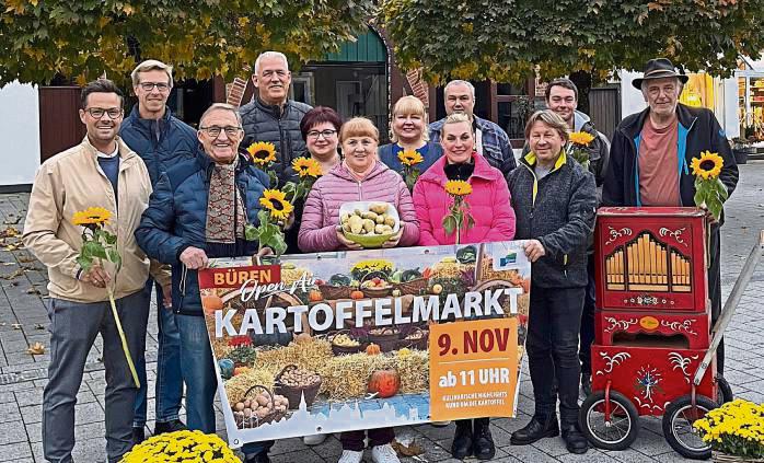 Herbstliche Deko, Musik aus der Drehorgel und ein Feuer erwarten Besucher des Bürener Kartoffelmarktes.