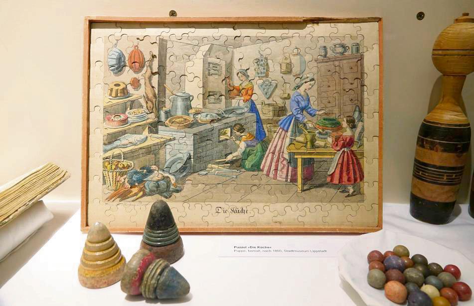 Puzzle, Kegel, Kreisel und Murmeln: eine Vitrine mit Leihgaben aus dem Stadtmuseums Lippstadt im Rochow-Museum Reckahn. Foto: Scholz