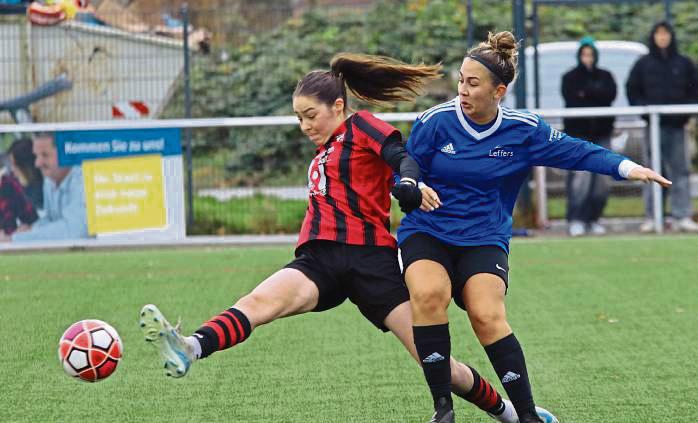 Trotz großer Gegenwehr des Gegners aus Lipperode (in Blau) baute der SV Lippstadt seine Erfolgsserie auch im letzten Spiel der Hinrunde weiter aus. Foto: Wiegand