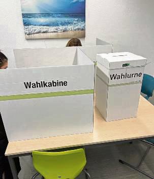 Wahlkabinen und -urnen durften bei der Simulation natürlich nicht fehlen.