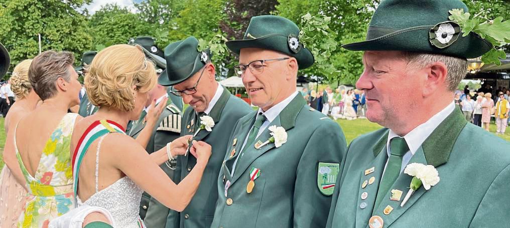 Orden von der Königin: Claudia Falkenstein durfte die Schützen dekorieren. Foto: Stuckenschneider