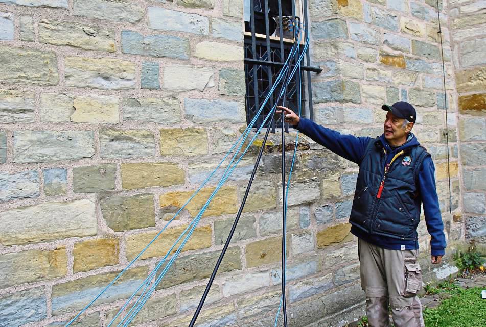 Über die blauen Kabel überprüft Harald Wenzel die Gaskonzentration in der Kirche, über die schwarzen Kabel strömt das Gas in die Kirche. Fotos: Löseke