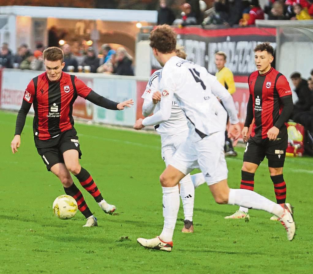 Nico Böll in Aktion: Der Mittelfeld-Mann soll das Spiel des SV Lippstadt lenken. Die Schwarz-Roten steuern in den letzten zwei Heimspielen zwei Siege an. Foto: Lütkehaus