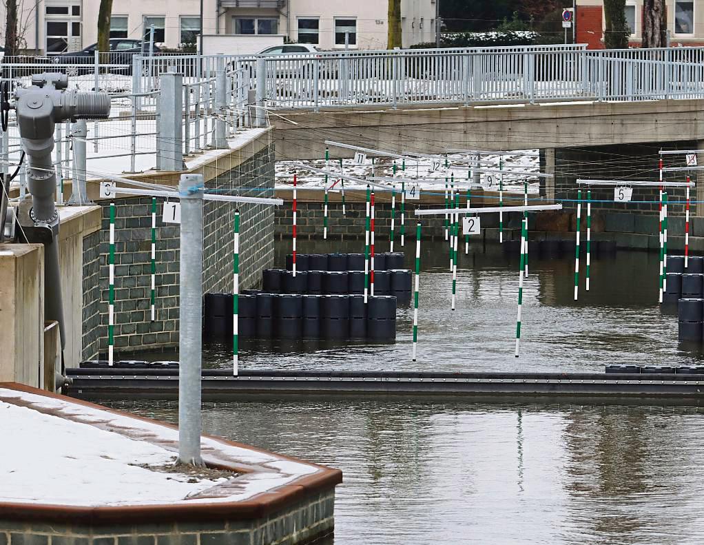 Die Kanuten des WSC Lippstadt warten sehnsüchtig, dass sie endlich aufs Wasser dürfen, aber die neue Kanustrecke bleibt verwaist, weil es keine Nutzungsvereinbarung mit der Stadt gibt. Deren Vertragsentwurf hat der Verein abgelehnt. Foto: Lütkehaus