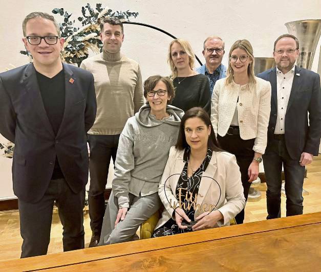 Über die Eröffnung des Standesamts Hellweg freuen sich (v.l.) Erwittes Bürgermeister Hendrik Henneböhl, der Bad Sassendorfer Amtskollege Malte Dahlhoff, das Trauteam mit Ute Hemmer, Julia Kaiser-Gerlach, Lena Gerdt, Peter Megger und Mira Hanssen sowie Anröchtes Bürgermeister Alfred Schmidt. Foto: Frenz