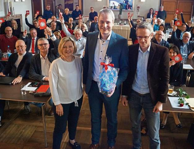 Die Lippstädter SPD kürte den parteilosen Alexander Tschense (Mitte) zum Bürgermeisterkandidaten. Fotos: Stallmeister