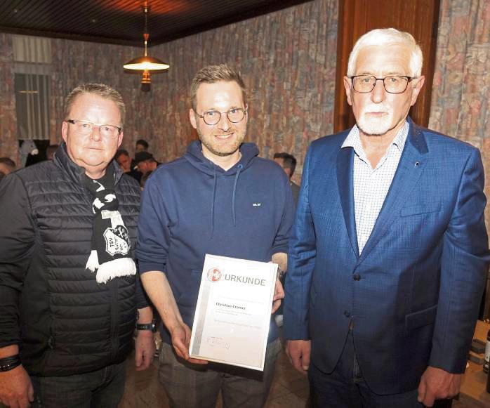 Im Rahmen der Abteilungsversammlung der TSV-Fußballer erhielt Christian Cramer (M.) das FLVW-Verdienstabzeichen in Silber. Zu den ersten Gratulanten gehörten Abteilungsleiter Jürgen Heppe (l.) und Günter Schmidt (r.) vom Fußballkreis Lippstadt. Foto: Kloer