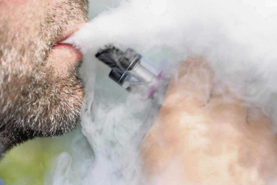 Im Nachbarkreis Gütersloh haben Zöllner aus Anröchte jetzt fette Beute gemacht. In einem Kiosk fanden sie 476 illegale E-Zigaretten und 28 Dosen verbotenen Snus. Symbolfoto: dpa